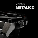 Close-up of a black metal watch with a textured band and prominent crown, with the words 'CHASIS METÁLICO' at the top.